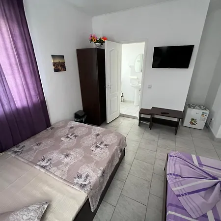 Gazde/Camere de închiriat R X K *
