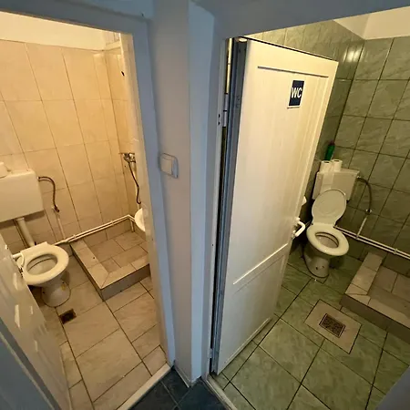 R X K Gazde/Camere de închiriat *